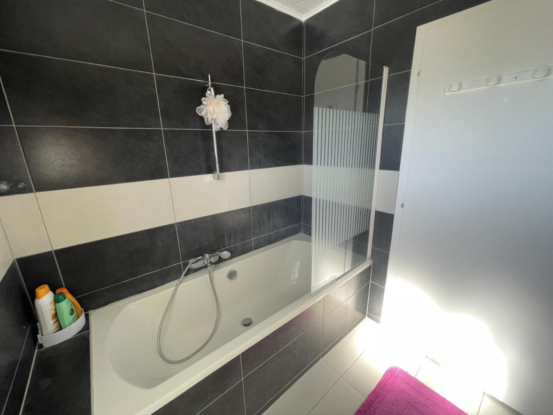 Appartament 85m2 A 5km De Basel Au 1ere Etage Dans Un Cartier Tres Calme Apartment Huningue